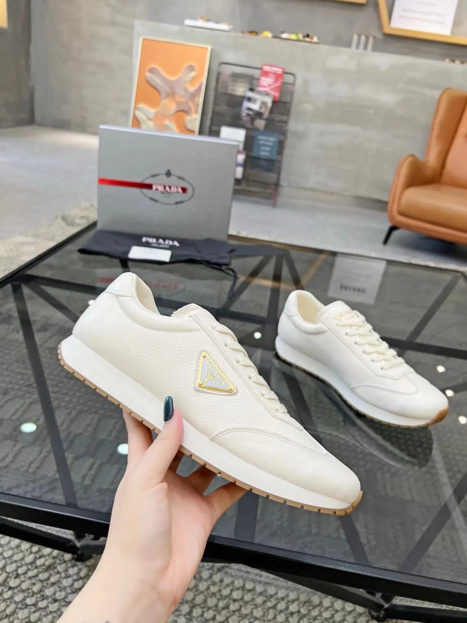Factory price: 400💰Prada new men's leather sports shoes, the highest version on the market, any comparison is welcome🆚! The original leather has excellent texture and is super high-end! Fetal sheep net lining imported from Italy, removable pad! Luxurious materials and fine workmanship, highly recommended! Code number: 38-44, customized 45